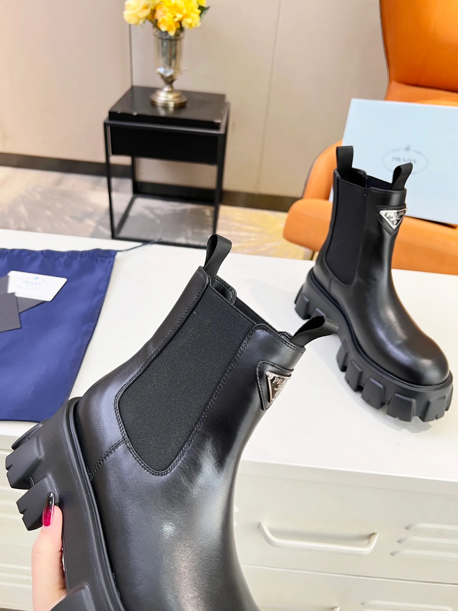 👟👟Ex-factory price 560👟👟 Top level🔝2023 SSS launches Prada short boots series🌲🌲 🆚🆚🆚 💥PRADA's early autumn and winter T-stage catwalk show is the same style as "Dreams never sleep". Prada can use it on important occasions. The fresh style has a little extravagant feeling, and it is perfect on the feet. 💃💃Wear it with these shoes. Elegant, crystal clear, and various accessories and materials are exclusively customized one-to-one, so that there is no distance from the original version. The entire series is a combination of exciting and unexpected elements, allowing you to appreciate the ever-changing style of the Prada girl. 1⃣ Upper: imported calfskin, 2⃣ Lining: imported sheepskin lining 3⃣ Outsole: Italian original TPU foam outsole, available in 5 colors, code number 35-41